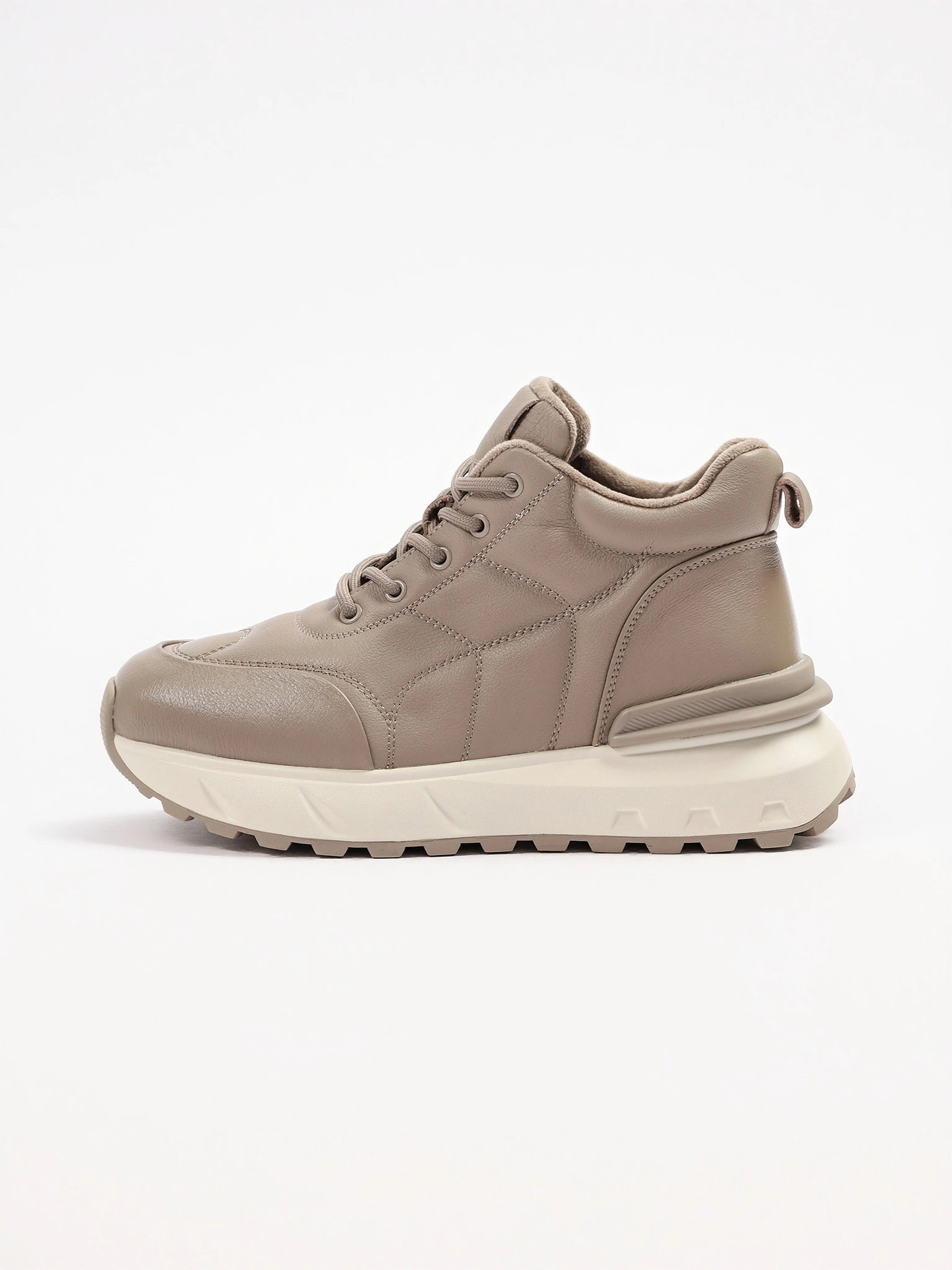 Кроссовки серого цвета на средней рельефной подошве